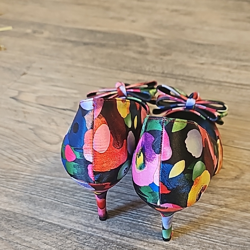 Bright Floral Pointed-Toe Heels with bows - Picture 3 of 7